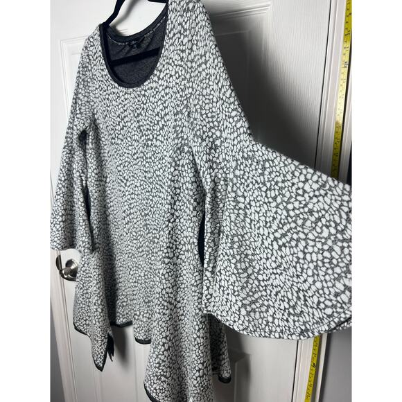 For HER nyc Shirt Bell Sleeve Flowy Long Gray White Top Pockets Size Small - Picture 6 of 9
